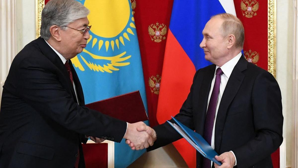 El presidente de Kazajistán, Khasim-Yomart Tokayev, y su homólogo ruso Vladímir Putin.