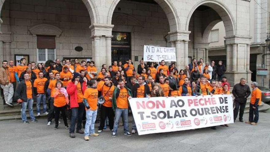 Los trabajadores, con el naranja corporativo de T-Solar, se concentraron frente al Concello.  // Iñaki Osorio