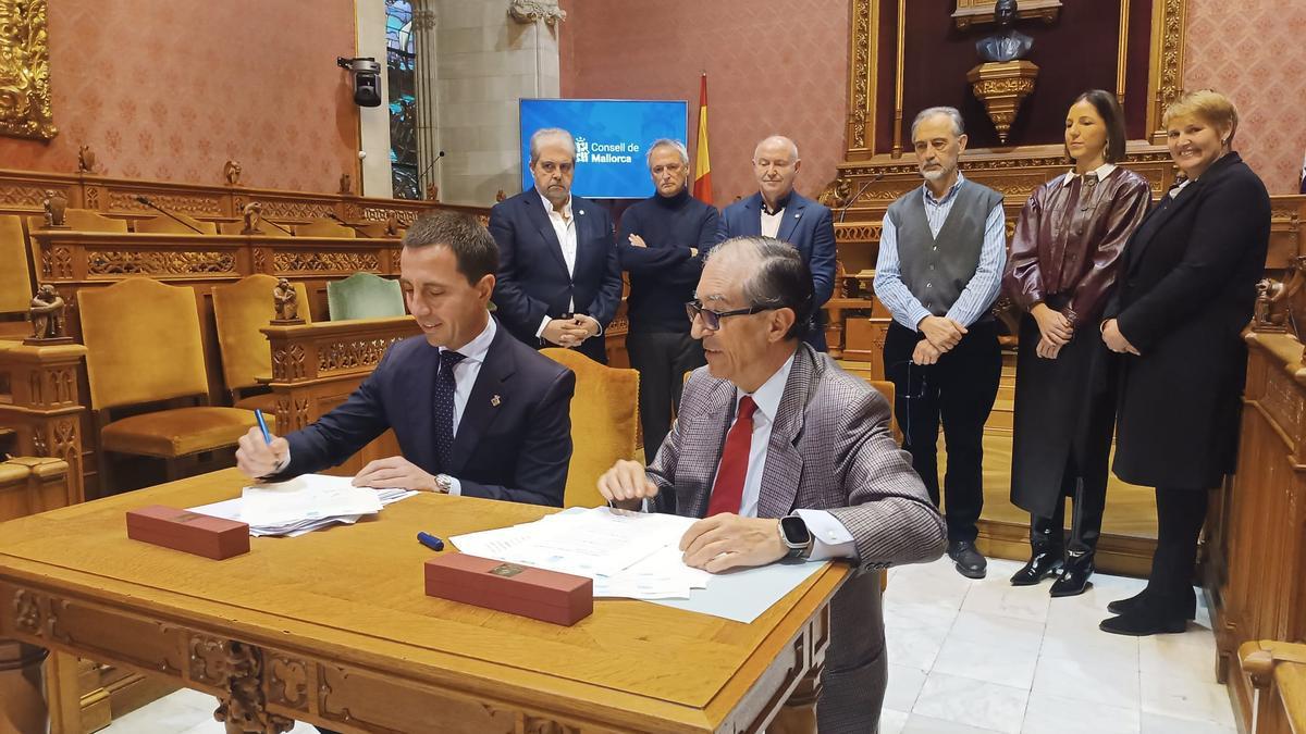 La firma de la escritura se ha llevado a cabo en la sala de plenos del Consell de Mallorca.
