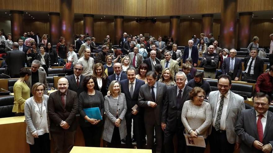 José Luis Rodríguez Zapatero y Javier Fernández, en el centro, junto a diputados socialistas e integrantes del equipo del expresidente.