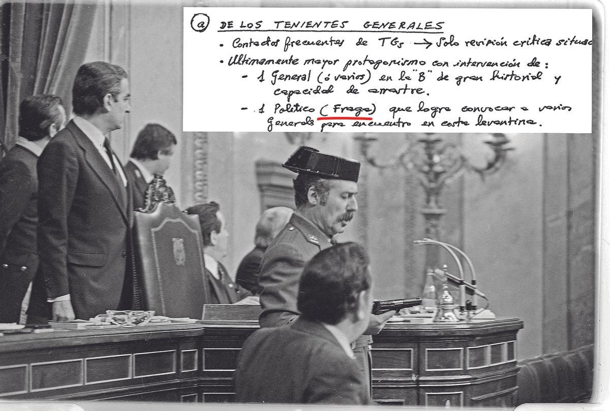 El teniente coronel Antonio Tejero en el Congreso el 23-F y, en el recuadro superior, uno de los planes contemplados en el documento.
