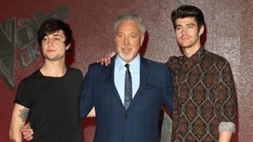 Dane Lloyd y Taylor Jones (Into The Ark) con Tom Jones, su «coach» en La Voz UK