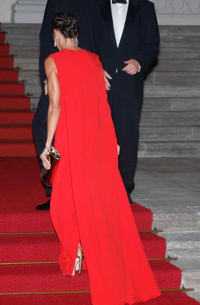 La reina Letizia con un vestido rojo en la cena de gala en Berlín