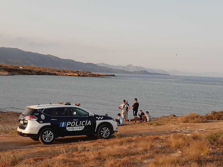 Tripulantes de una patera tras llegar a la playa de El Rafal, en La Marina de Cope.