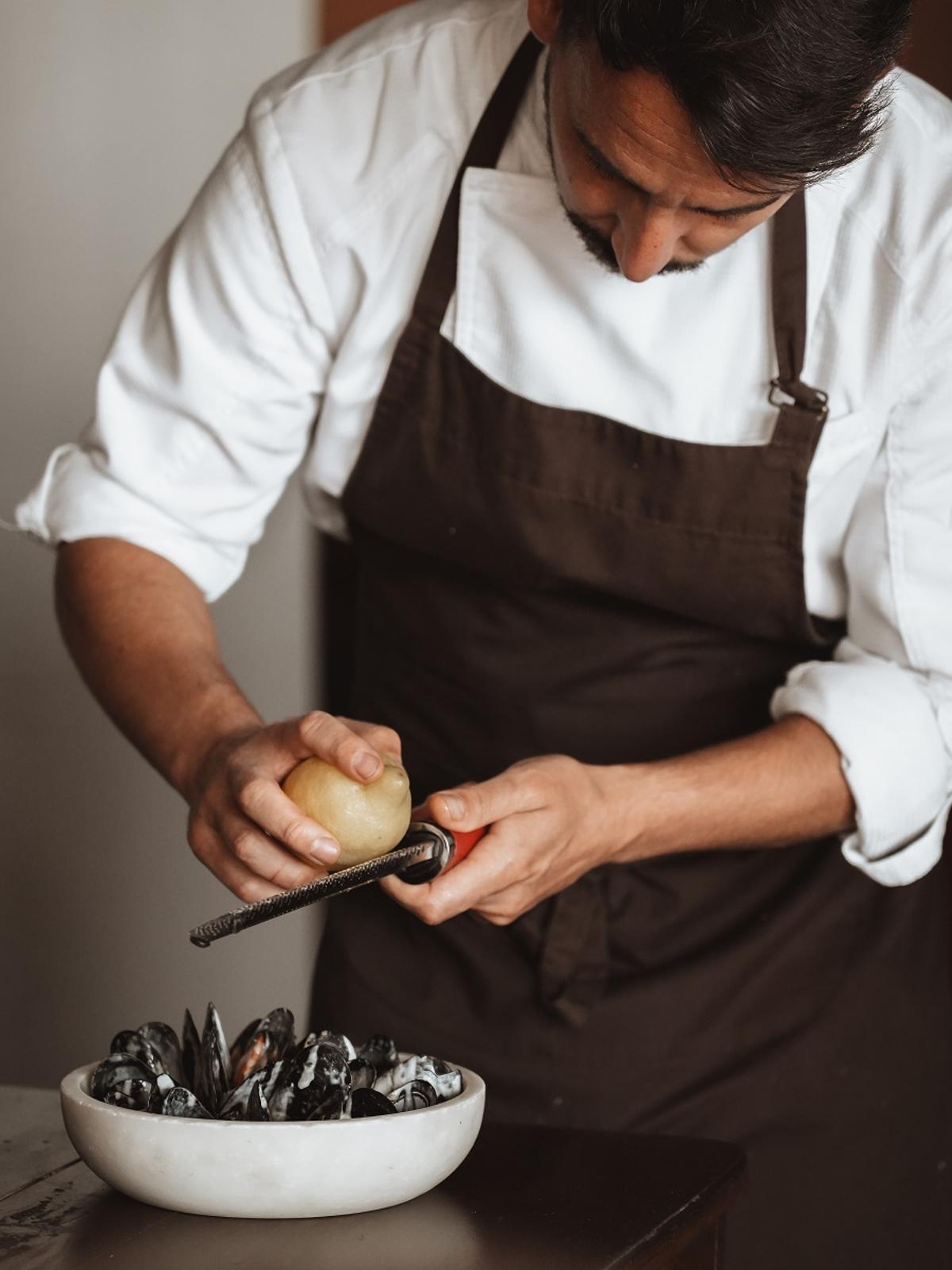 El equipo de cocina selecciona y cuida al detalle cada producto.