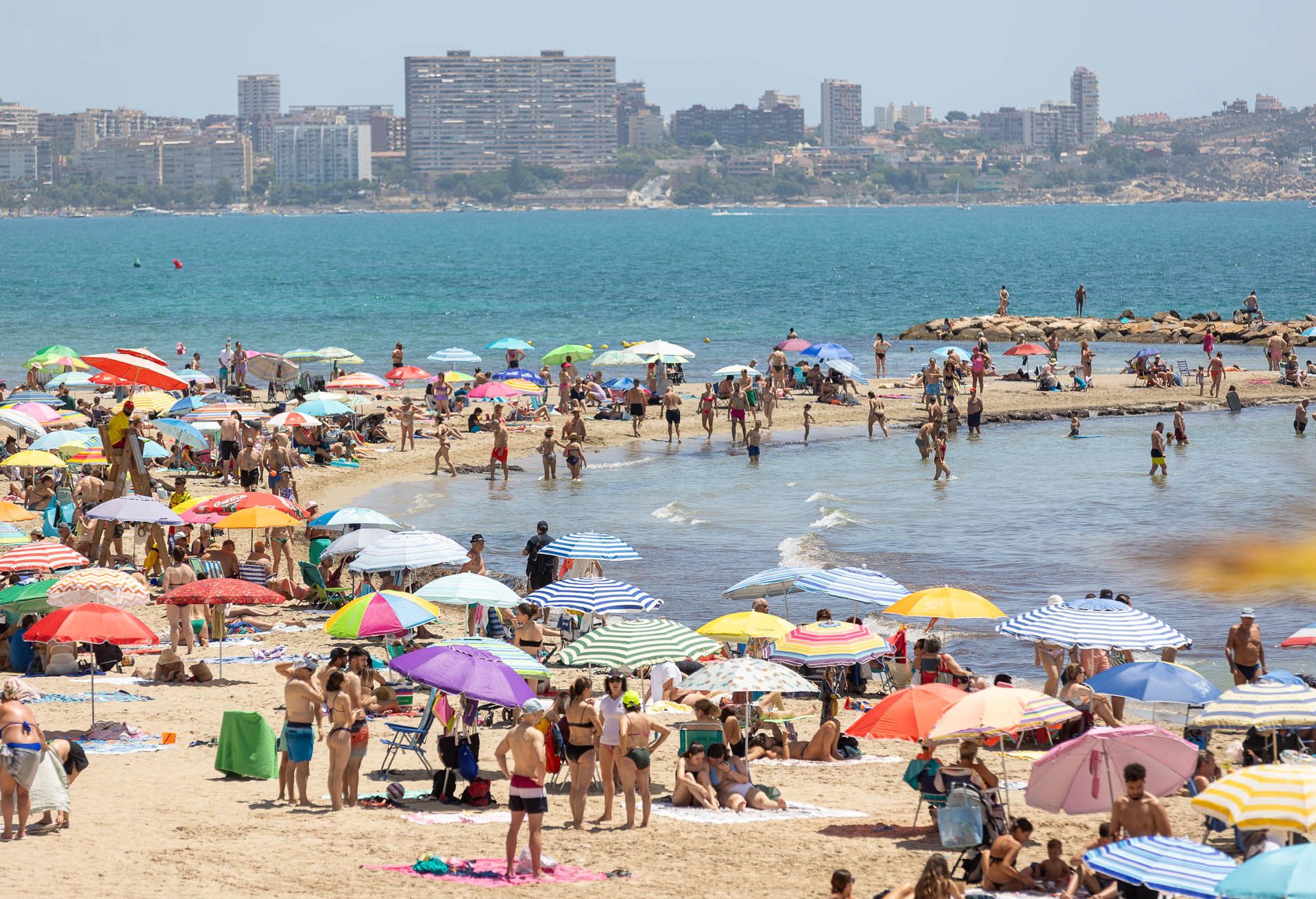 Junio se despide con las playas llenas