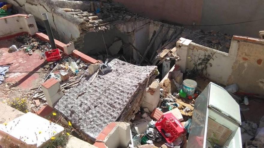 Basuras y escombros acumuladas en varias viviendas abandonadas del barrio de El Calvario.