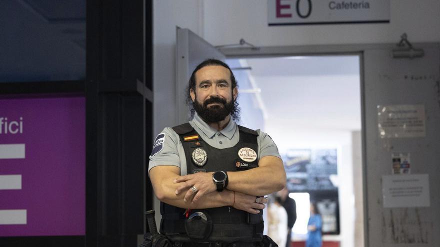 José Plà Soria, frente a la cafetería de pacientes y usuarios del Hospital Can Misses.  | FOTOS: VICENT MARÍ