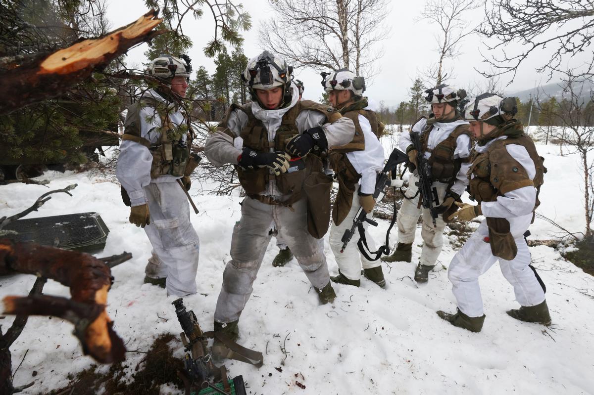 Miembros del Batallón Blindado del Ejército Noruego participan en un ejercicio militar llamado Cold Response 2022, reuniendo alrededor de 30.000 soldados de los países miembros de la OTAN más Finlandia y Suecia, en medio de la invasión rusa de Ucrania, cerca de Guohcajohka en el Círculo Polar Ártico, Noruega