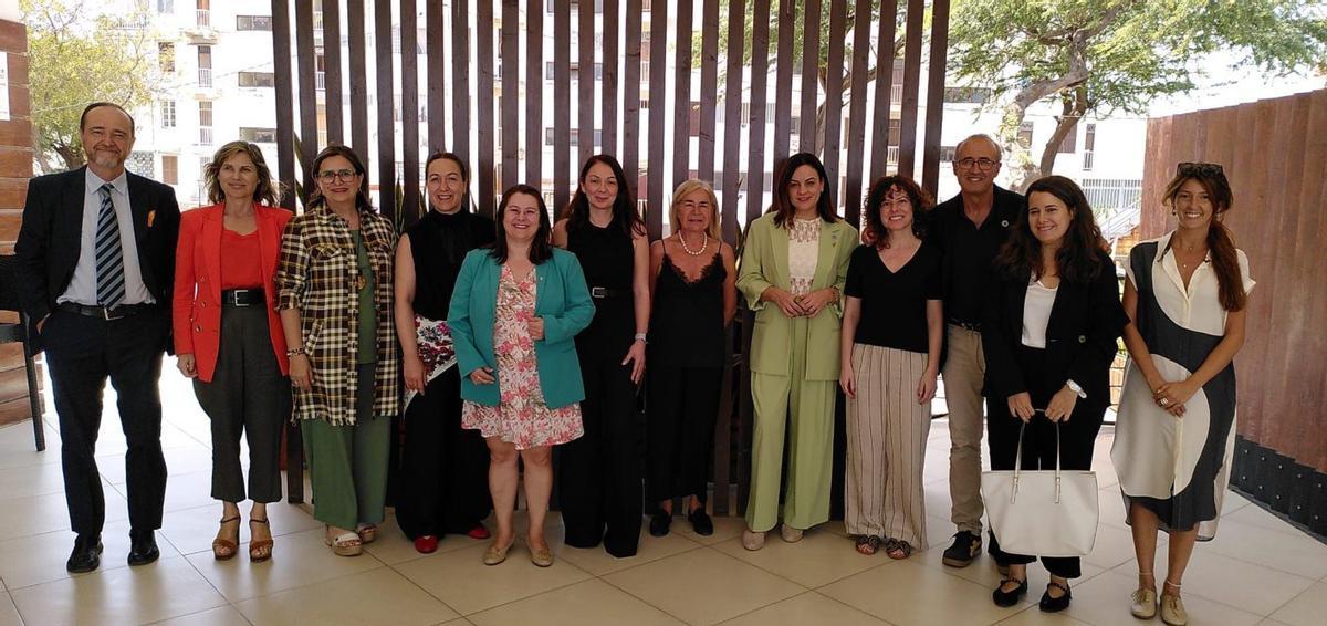 La Embajada de Cangas con las «As mulleres eleitas en Cabo Verde.  | FDEV