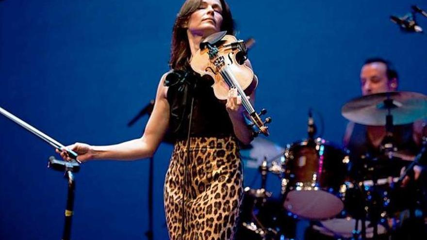 Sharon Corr, en plena actuación, ayer, en el auditorio del Niemeyer.