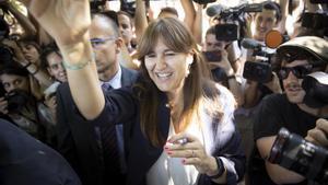 La presidenta del Parlament, Laura Borràs, saluda a los manifestantes que la apoyan a las puertas de la Cámara tras ser suspendida como diputada.