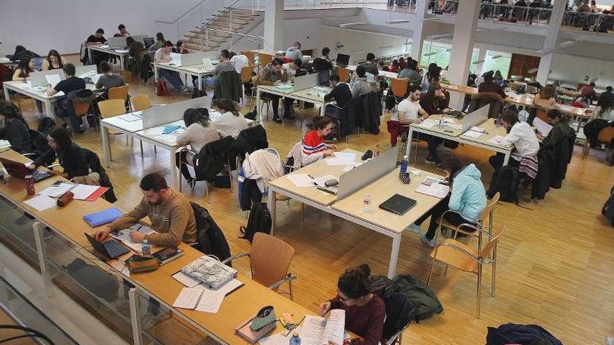 Estudiantes en la biblioteca del Campus de Ourense durante la preparación de los exámenes. // Iñaki Osorio