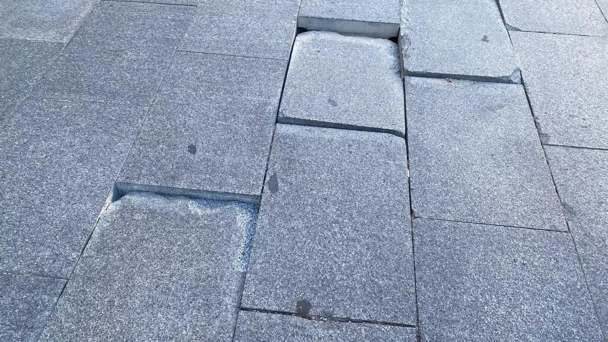 Detalle de las baldosas de la calle Muñoz Torrero.