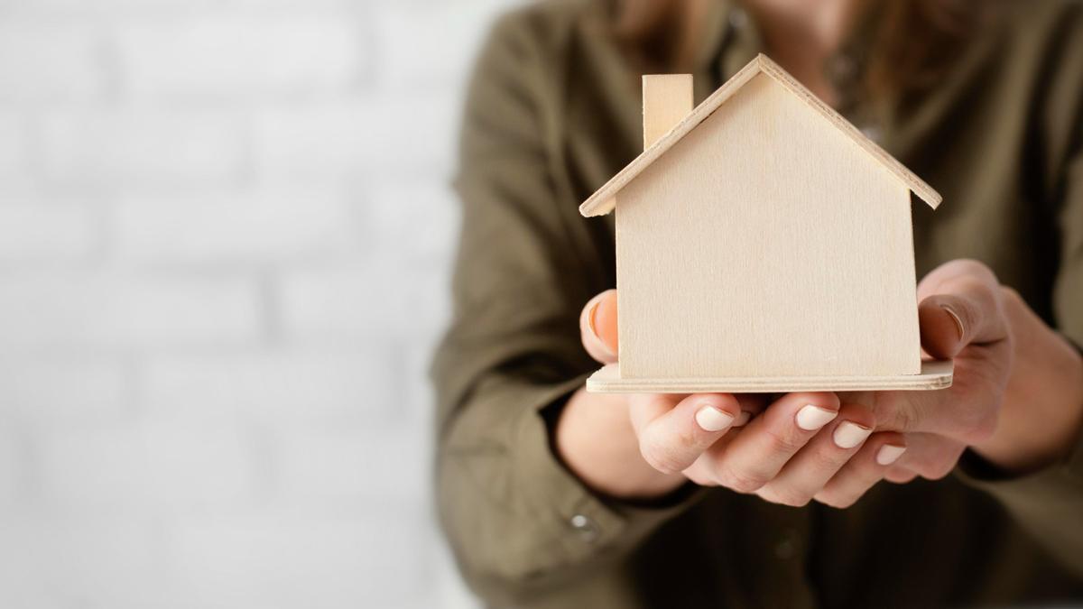 Una madre pierde la vivienda familiar tras ser seguida por un detective: su expareja demuestra que en realidad residía con su nuevo novio en otro lugar.