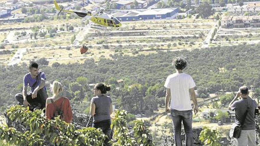 Un incendio en La Montaña de Cáceres provoca el desalojo de varias viviendas