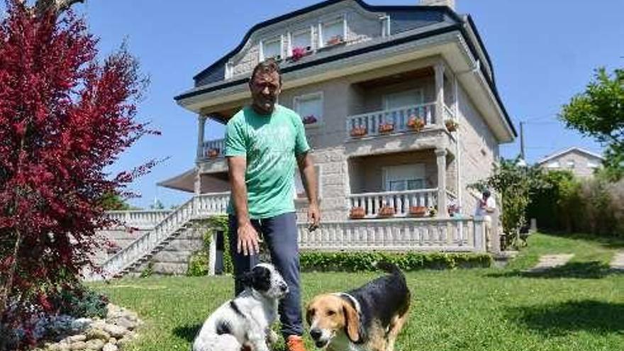 Abel Meira ante su vivienda del lugar de O Muiño. // G.S.