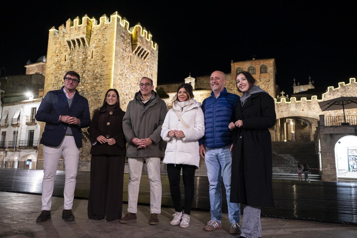 Mateos y parte de su equipo en el encendido de la muralla.