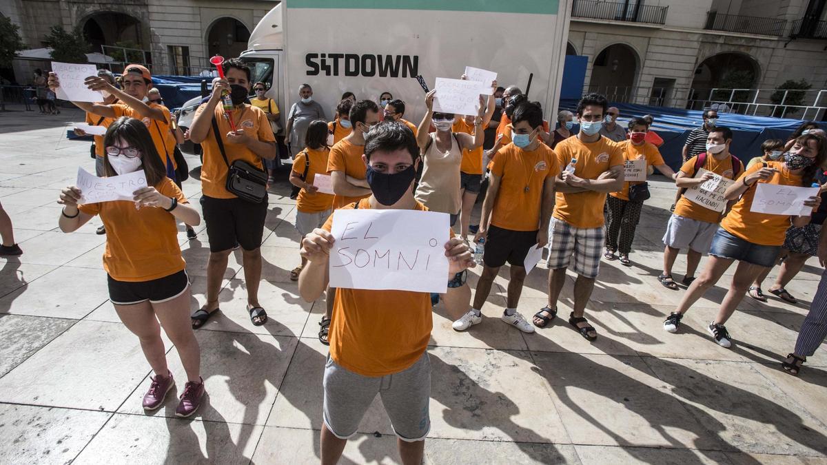 Una protesta reciente del AMPA del colegio El Somni frente a la plaza del Ayuntamiento.