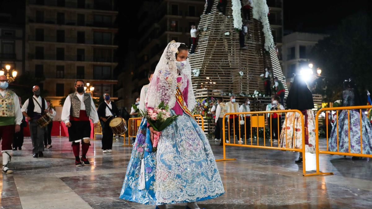 Búscate en el primer día de la ofrenda por la Calle Caballeros de las 21:00 a las 22:00