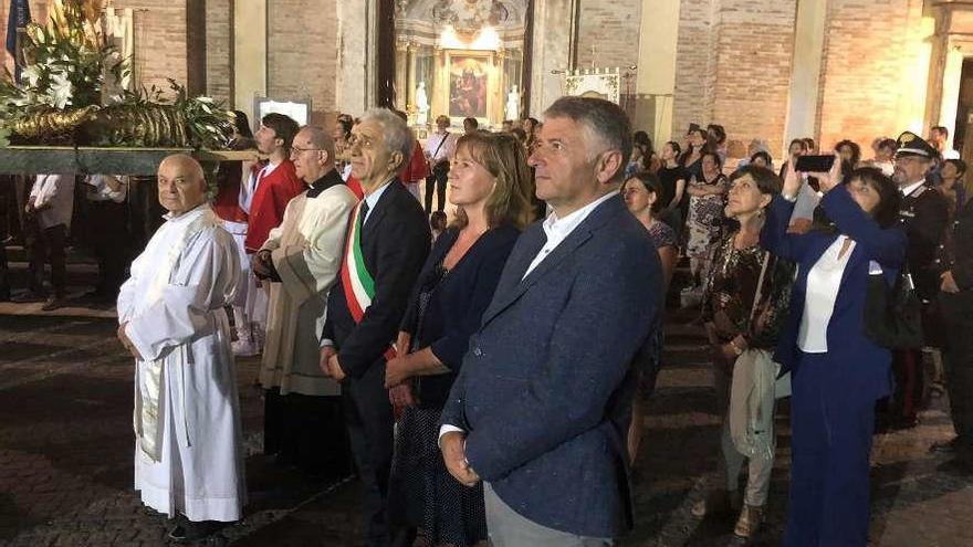 Manuel Cuíña, en primer plano, durante la misa del patrón de Poggio Mirteto.