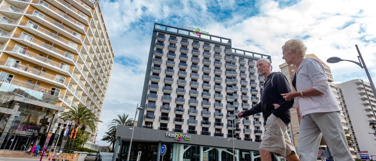 Hotel de Benidorm que mantiene sus puertas.