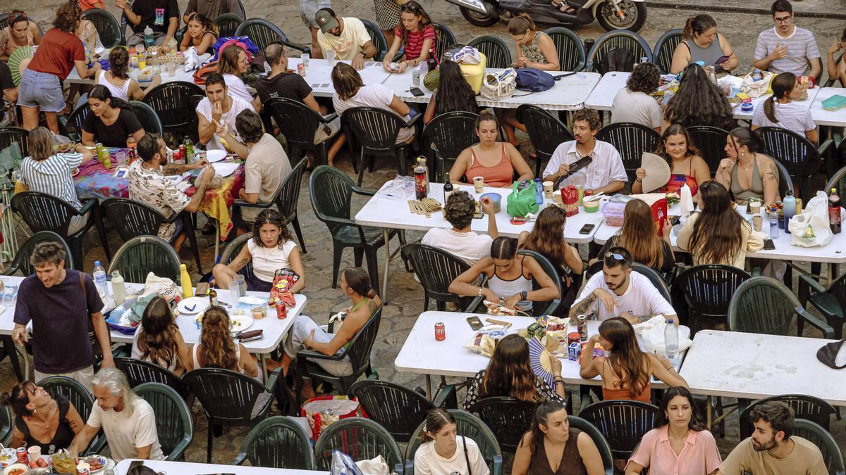 Sopar a la llesca en Plaça d'en Coll