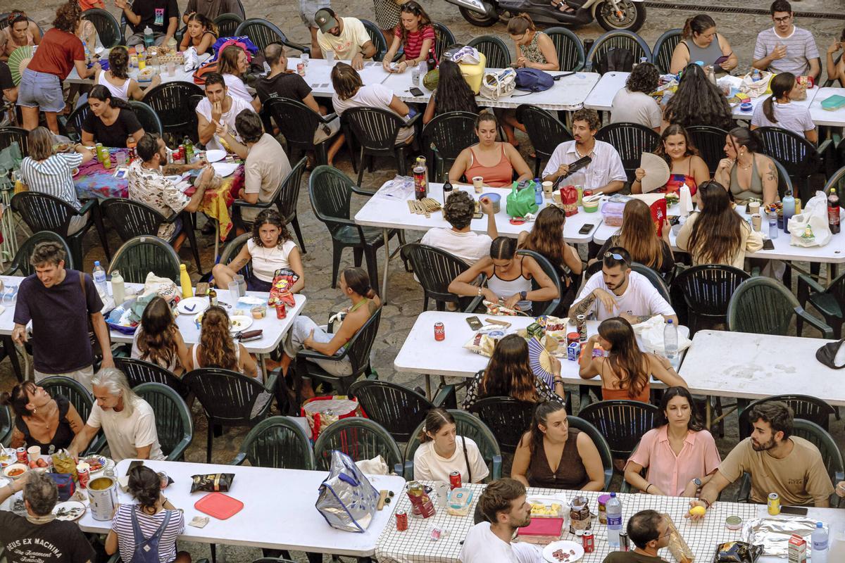 Sopar a la llesca en Plaça d'en Coll Sopar a la llesca en Plaça d'en Coll