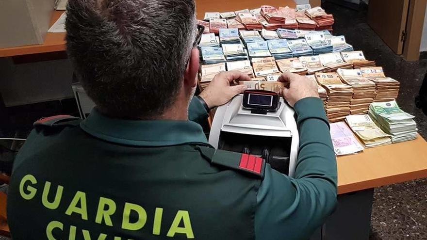 Dinero confiscado en el vehículo.