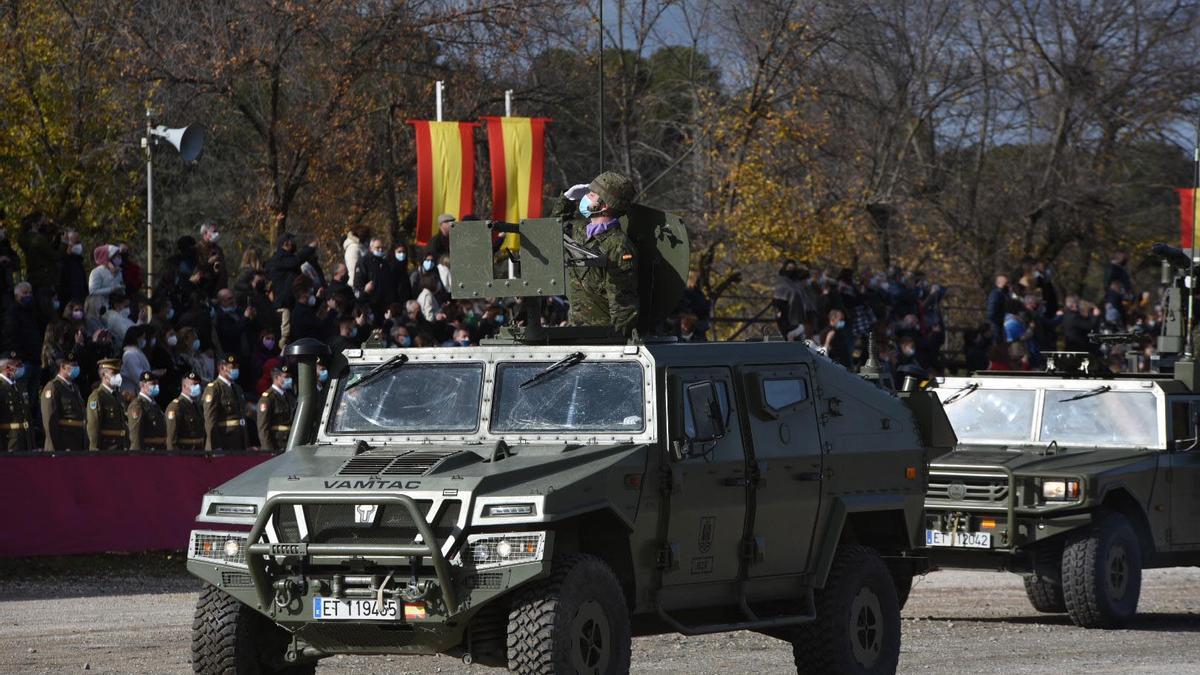 Parada militar en Cerro Muriano en honor a la patrona de la Infantería