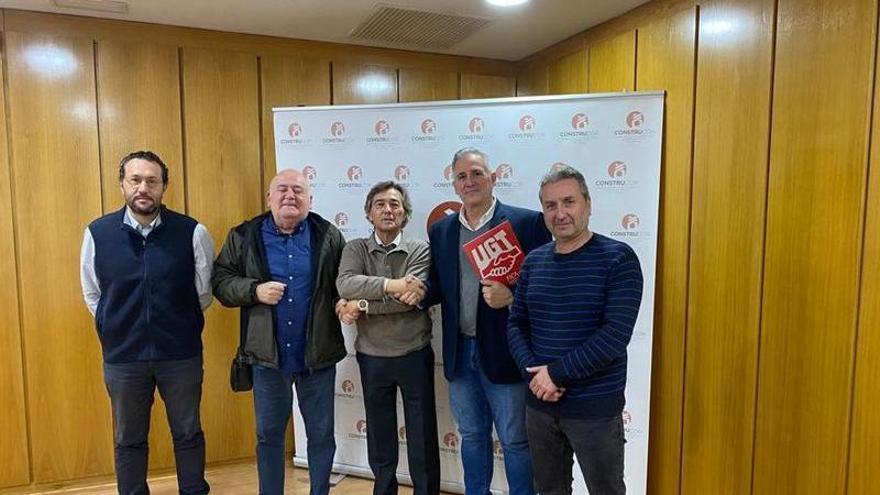 Los responsables sindicales y de los empresarios que han intervenido en la negociación, posan para la foto tras llegar a un acuerdo en el convenio colectivo de la construcción.