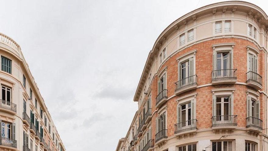 Larios en la actualidad y una imagen antigua de la calle Marqués de Larios.