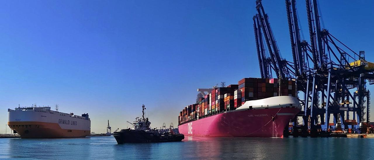 Buque atracando en una terminal de contenedores en el Puerto de València, en una imagen reciente. | LEVANTE-EMV