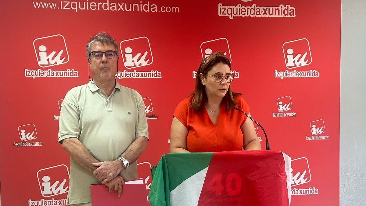 Por la izquierda José Antonio Cases y María José Miranda, en la sede de IU en Langreo