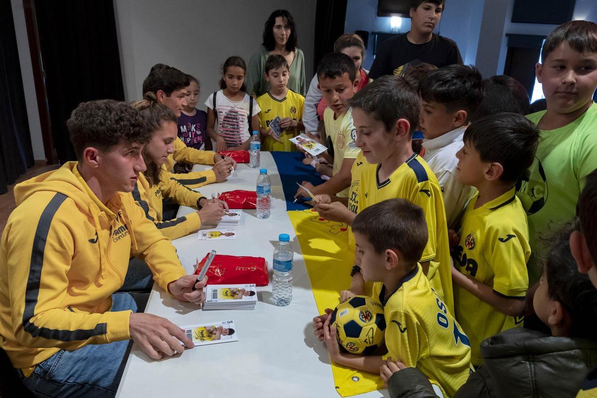 El Villarreal ha visitado a la peña Passió Groga de la Vall d’Uixó.
