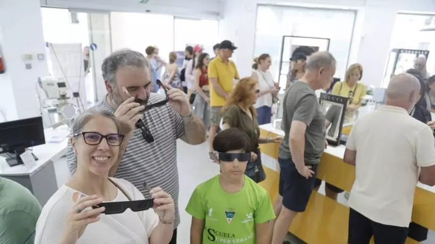 Colas para adquirir las gafas homologadas del eclipse