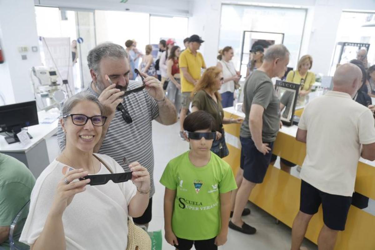 Colas para adquirir las gafas homologadas del eclipse