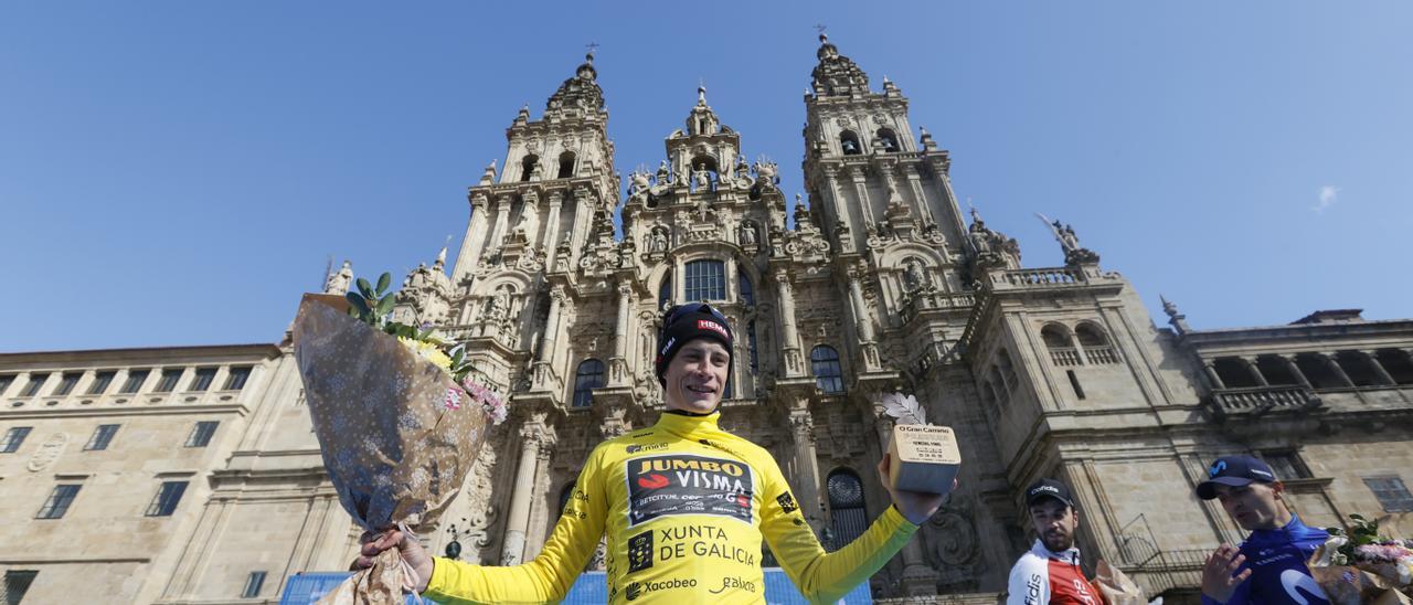 Jonas Vingegaard celebra su victoria final de este domingo en O Gran Camiño