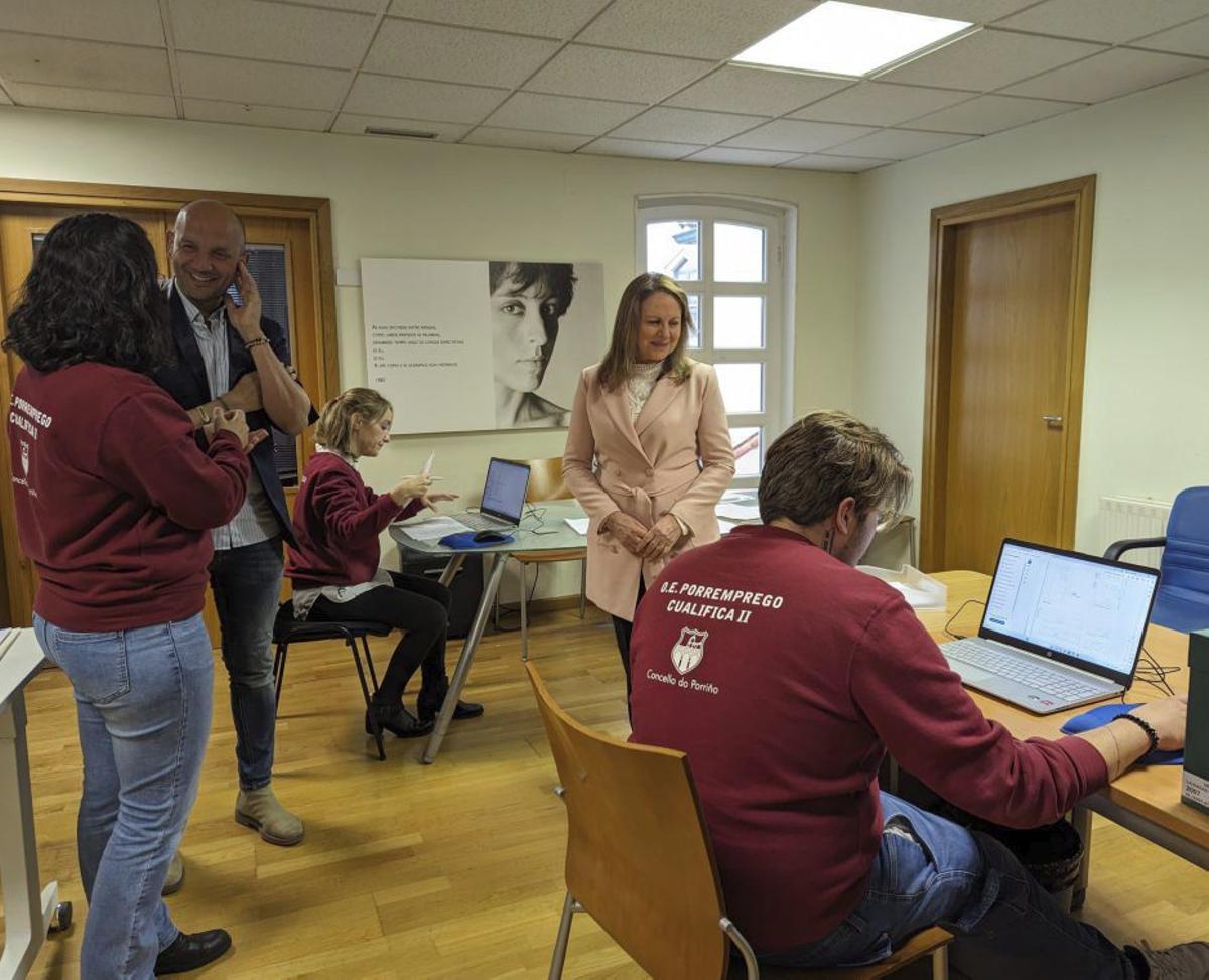 El alcalde, con alumnado de un obradoiro de empleo anterior.