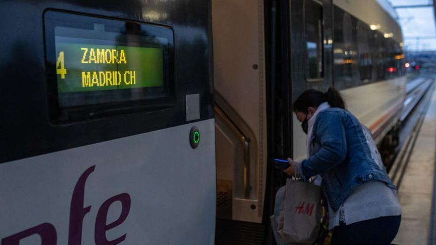Una mujer sube al tren hacia Madrid en una imagen de archivo. |