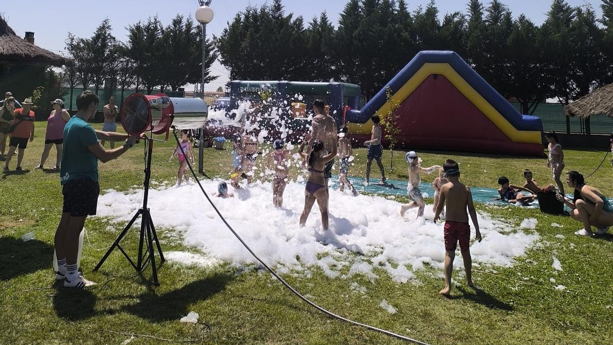 GALERIA | Fiesta de la espuma en San Cristóbal de Entreviñas