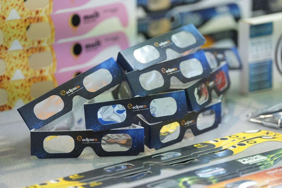 23/07/2026 Celetesch fabrica gafas homologadas para eclipses, a 23 de julio de 2026, en L'Hospitalet de Llobregat, Barcelona, Catalunya (España). La 'triada de eclipses' (también llamada Trío Ibérico de Eclipses) es la secuencia excepcional de tres eclipses solares que se verán desde España entre 2026 y 2028: dos totales y uno anular. SOCIEDAD David Zorrakino - Europa Press