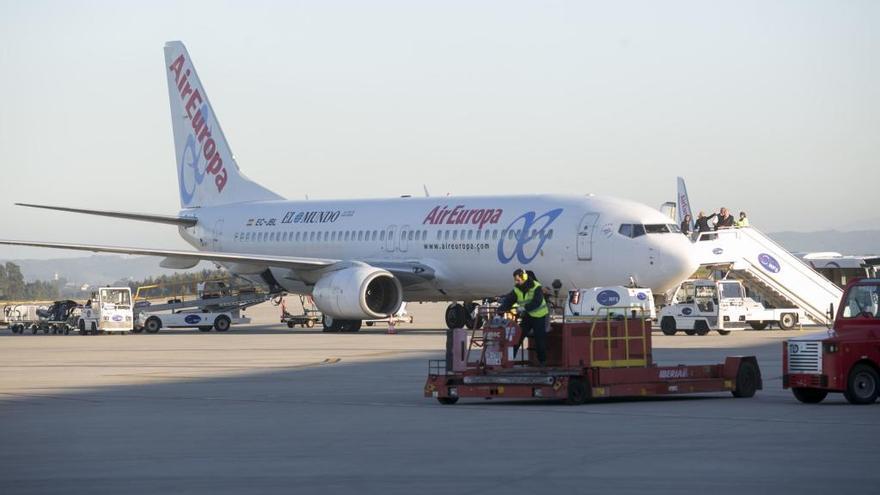 Un avión en el Aeropuerto de Asturias.