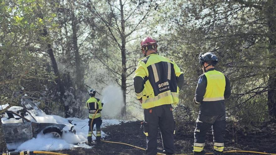 Un coche arde en marcha, deja dos heridos y desata un incendio agrícola en Santa Eulària