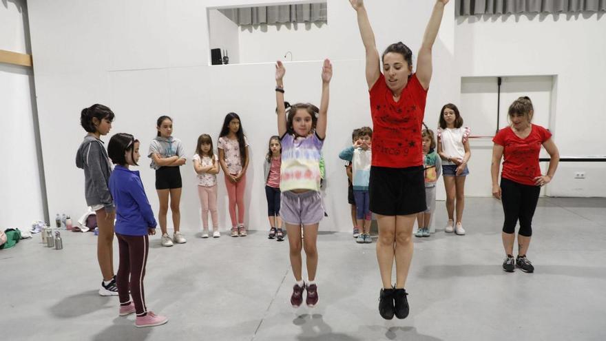 A la derecha, Greta Marí enseñando distintos tipos de saltos en el local de Circonove