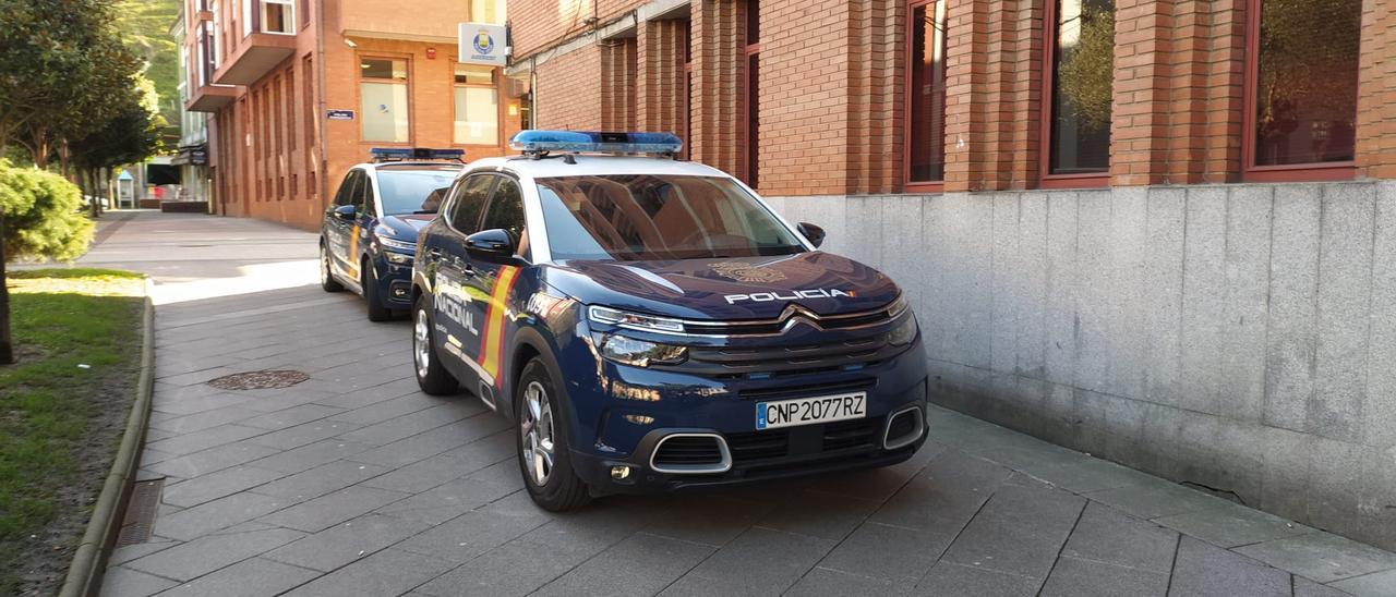 Dos coches de la Policía Nacional, estacionados ante el Juzgado de Mieres. | D. M.