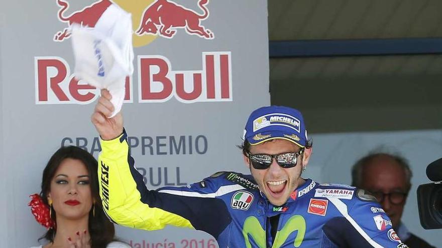 Valentino Rossi celebra en el podio de Jerez su victoria en MotoGP