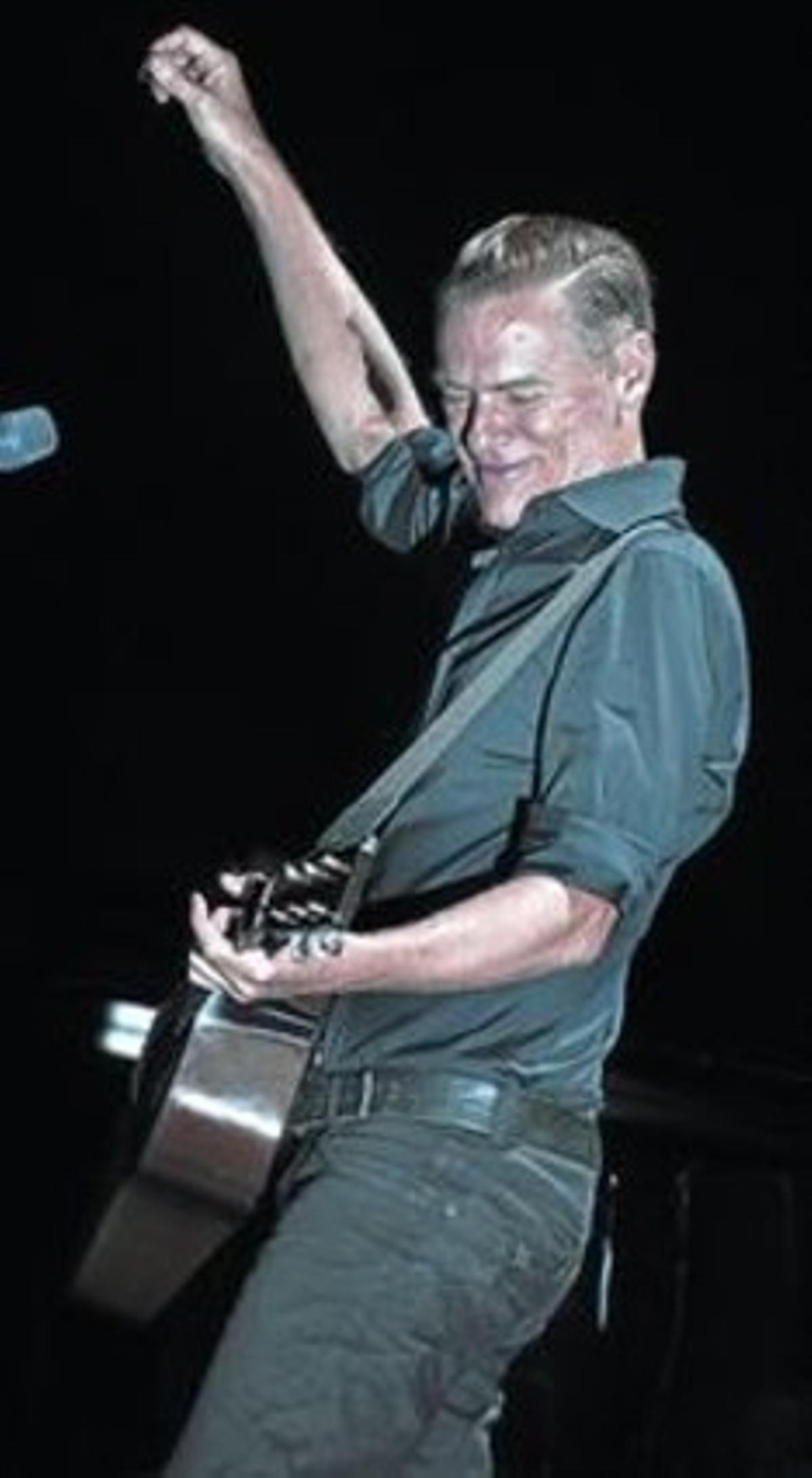 Bryan Adams, en un moment de la seva actuació, ahir a la nit a Cap Roig. Bryan Adams, en un moment de la seva actuació, ahir a la nit a Cap Roig.
