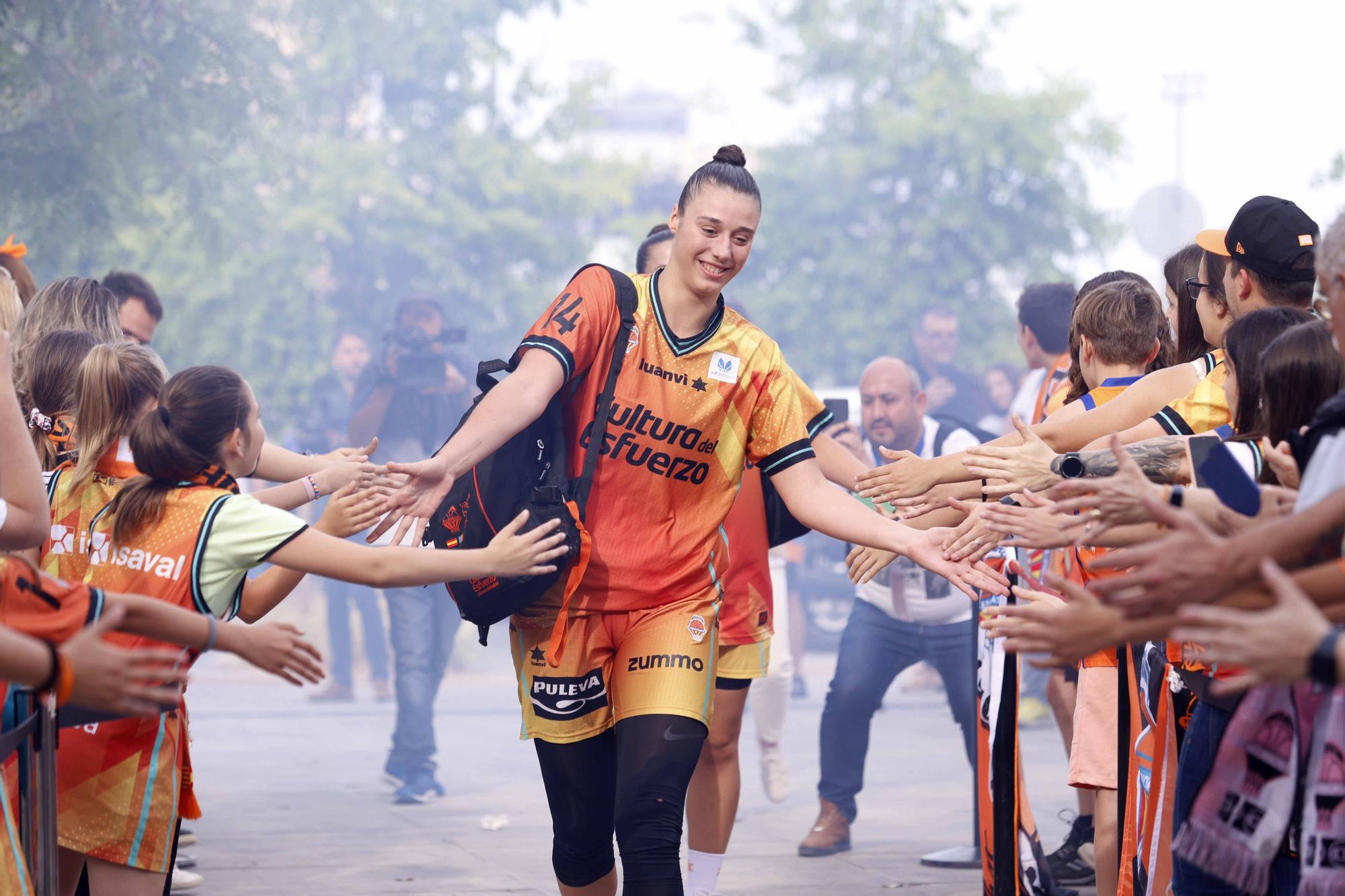 Así fue el recibimiento de los aficionados de Valencia Basket  antes de enfrentarse al  Perfumerías