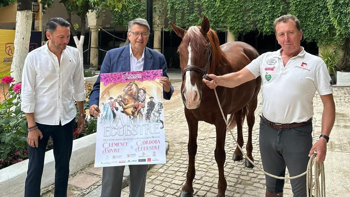 Francisco Javier Gómez, Rafael Blanco Perea y Rafalillo, posando con el cartel de 'Arte ecuestre'.